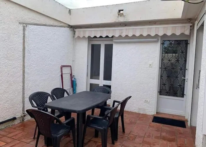Patio Avec Cour Et Place De Parking En Bord De Mer