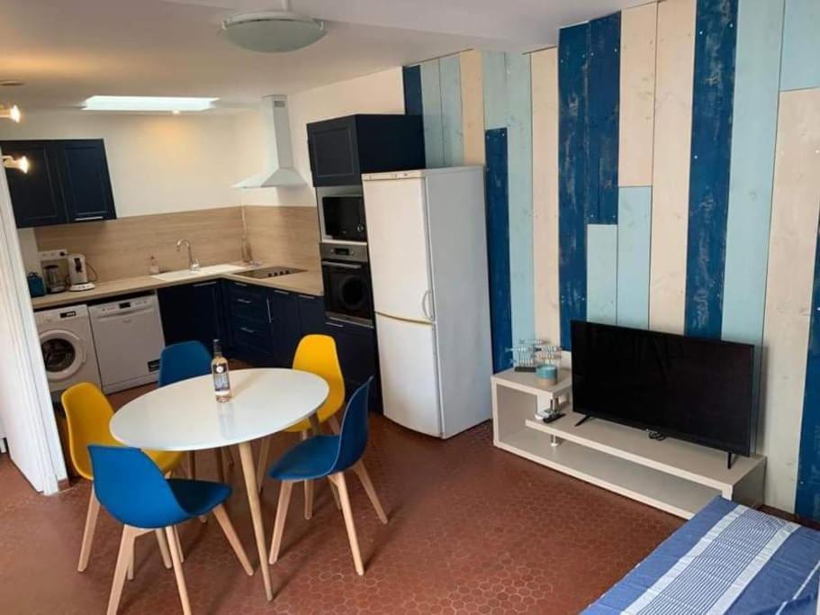Patio Avec Cour Et Place De Parking En Bord De Holiday home Port-la-Nouvelle